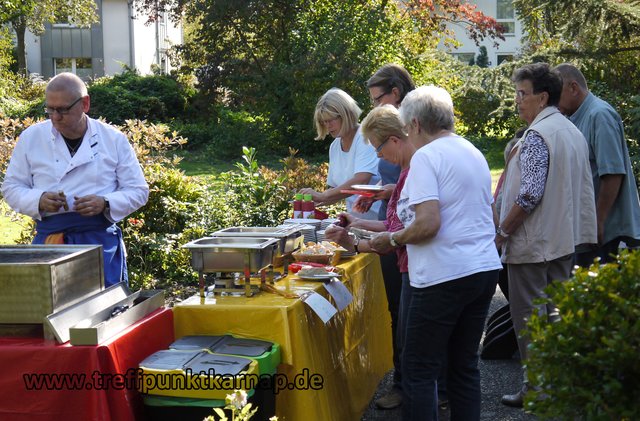 Zur Freude der Besucher sorgte Udo Schwamborn (li.) mit leckeren Grillwürstchen für das leibliche Wohl. Pressefoto: Treffpunkt-Karnap-Team