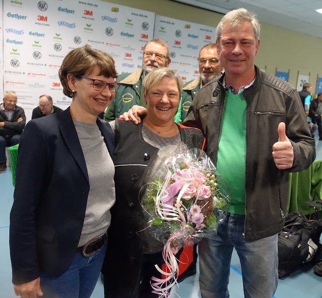 Ehre, wem Ehre gebührt: Der amtierende Schützenkönig Thorsten (I.) Nagel mit seiner Mitregentin Petra (II.) Schwalvenberg gehörten zu den ersten Gratulanten und überraschten Waltraut Struff mit einem prächtigen Blumenstrauß.