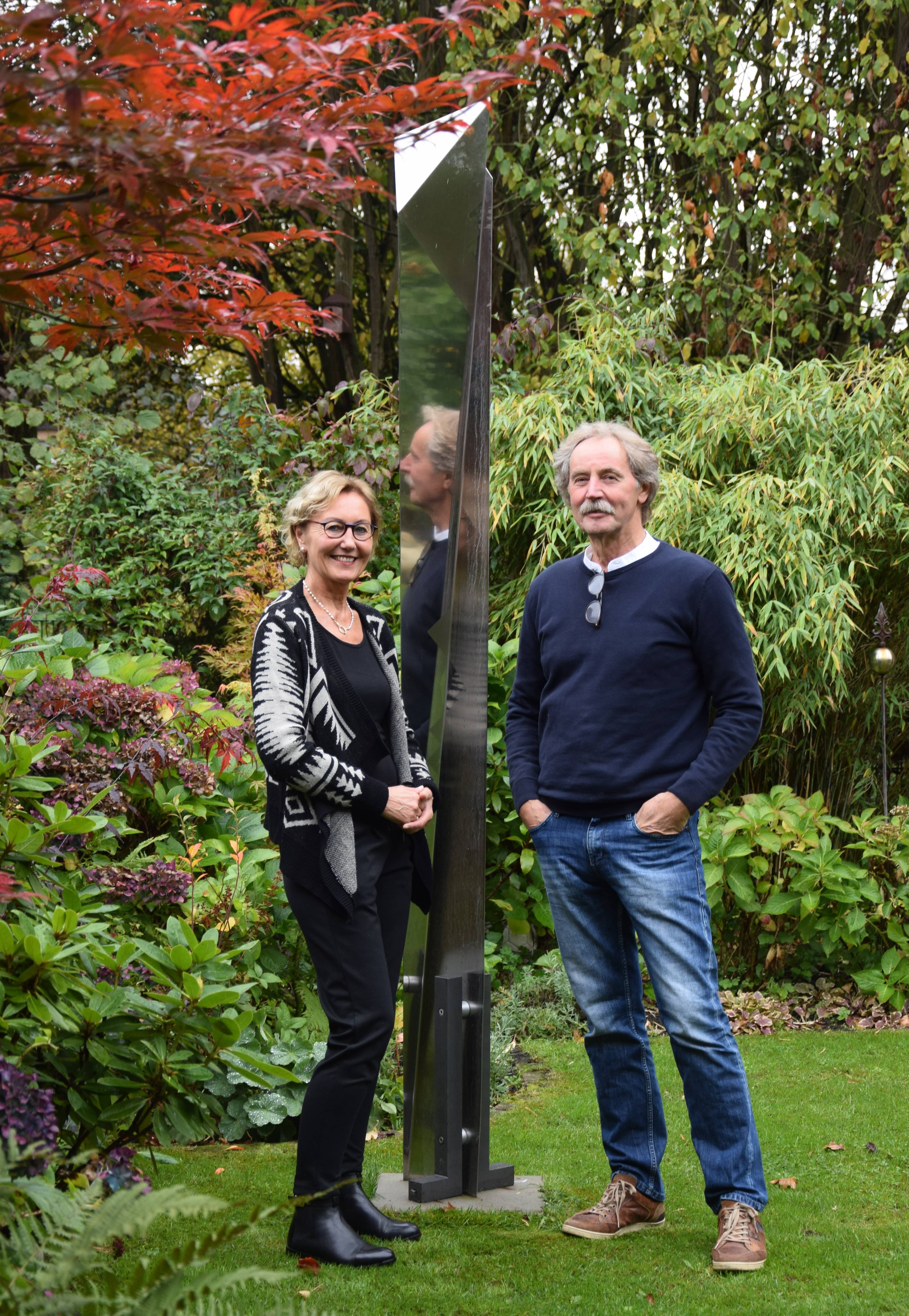 Ursula Feldmann und Gerhard Zipp vor einer Stele des Künstlers.