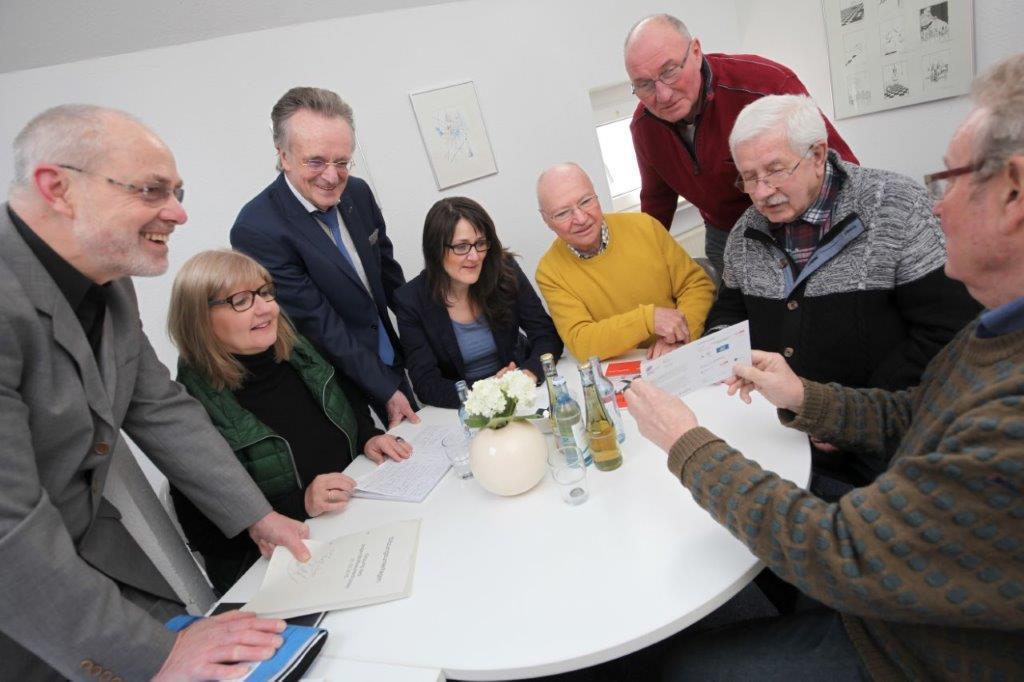 Die Festival-Veranstalter (v. r.): Peter Scheiermann, Heinz Geise, Wilfried Batzke, Peter Gauer, Amela Halilovic, Erwin Rosenfeoder und Herbert Schröer. Foto: Aktion e. V.