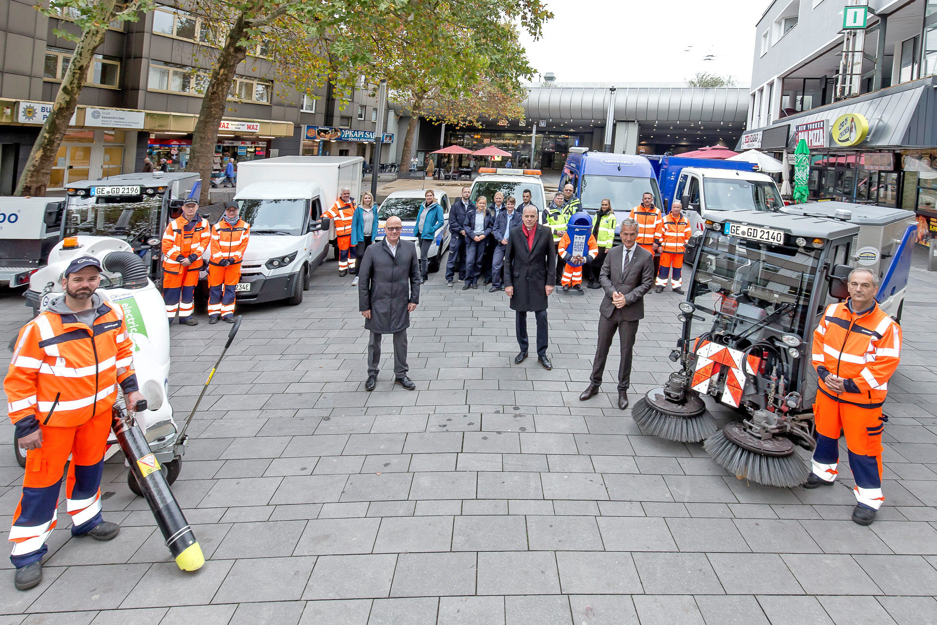 Hans-Joachim Olbering, Leiter des städtischen Referates Öffentliche Sicherheit und Ordnung, Ulrich W. Husemann von den Gelsendiensten und Oberbürgermeister Frank Baranowski nahmen vor Ort die Situation in Augenschein.
