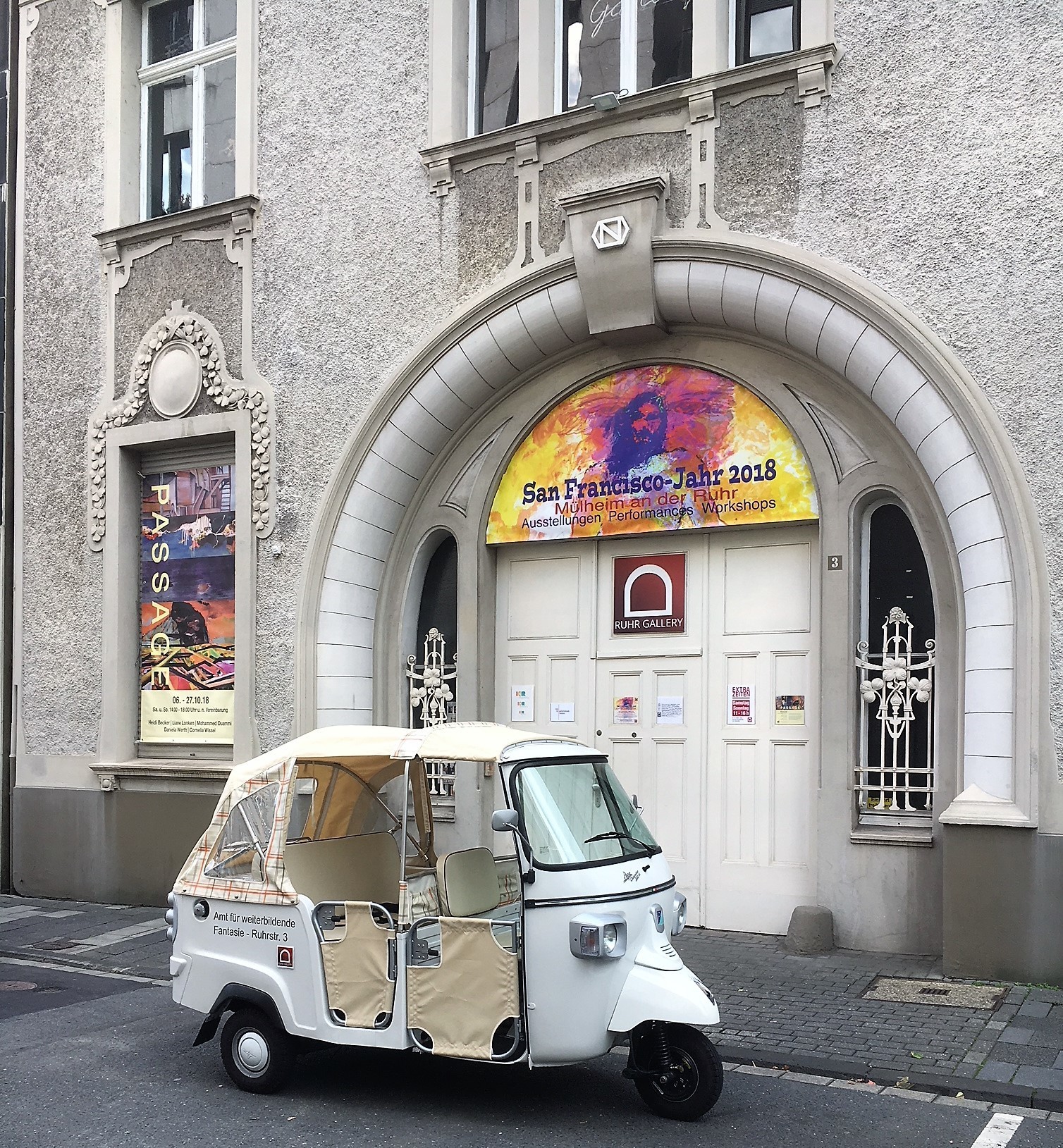 Kunst - Shuttle vor dem Atelierhaus in der Ruhrstraße