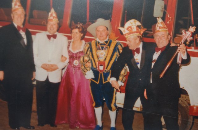 Rechts mit dem Prinzenstab in Händen, das ist Manfred Otten. Repro: Jörg Terbrüggen