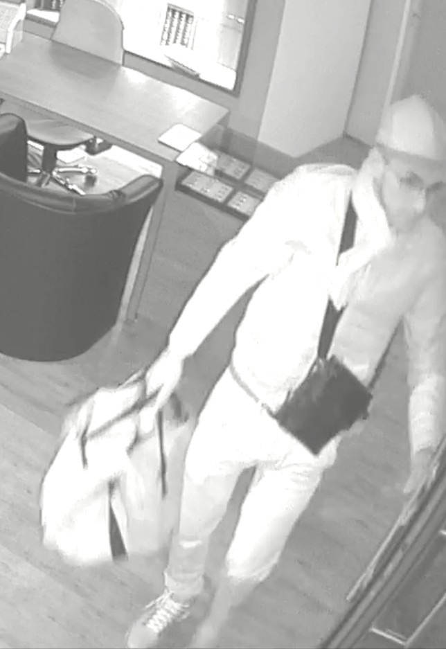 Die beiden Männer im Juweliergeschäft wurden bei ihrer Tat von Überwachungskameras aufgezeichnet - nach ihnen wird jetzt erneut per Öffentlichkeitsfahndung gesucht.
