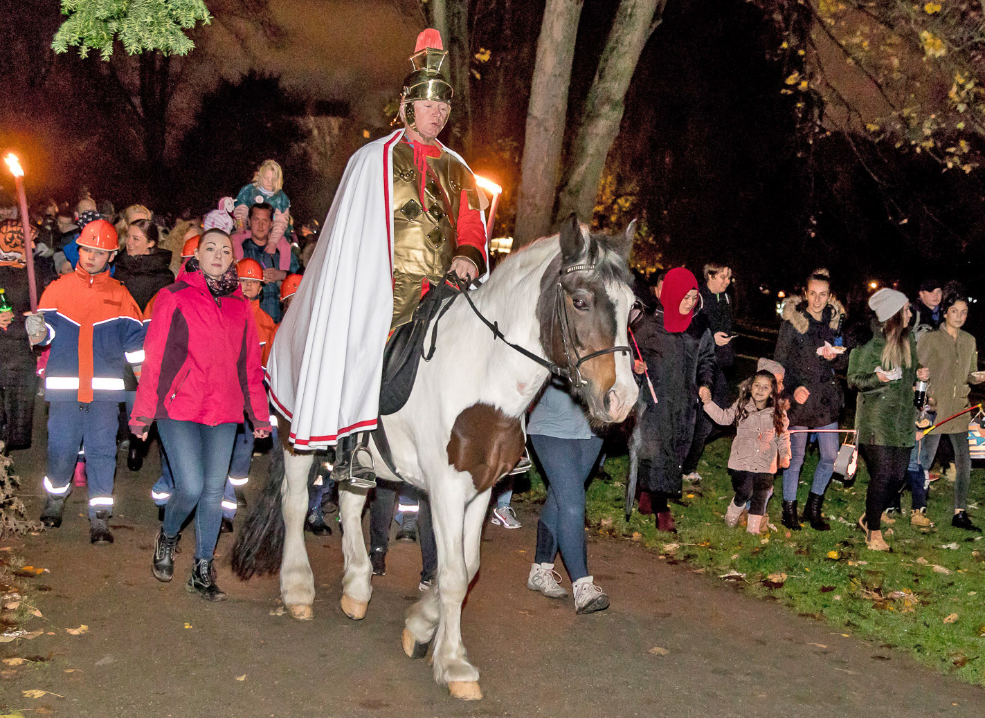 Der Höhepunkt des Bulmker Martinsfestes ist alle Jahre wieder der Laternenumzug, der angeführt wird von St. Martin hoch zu Ross.