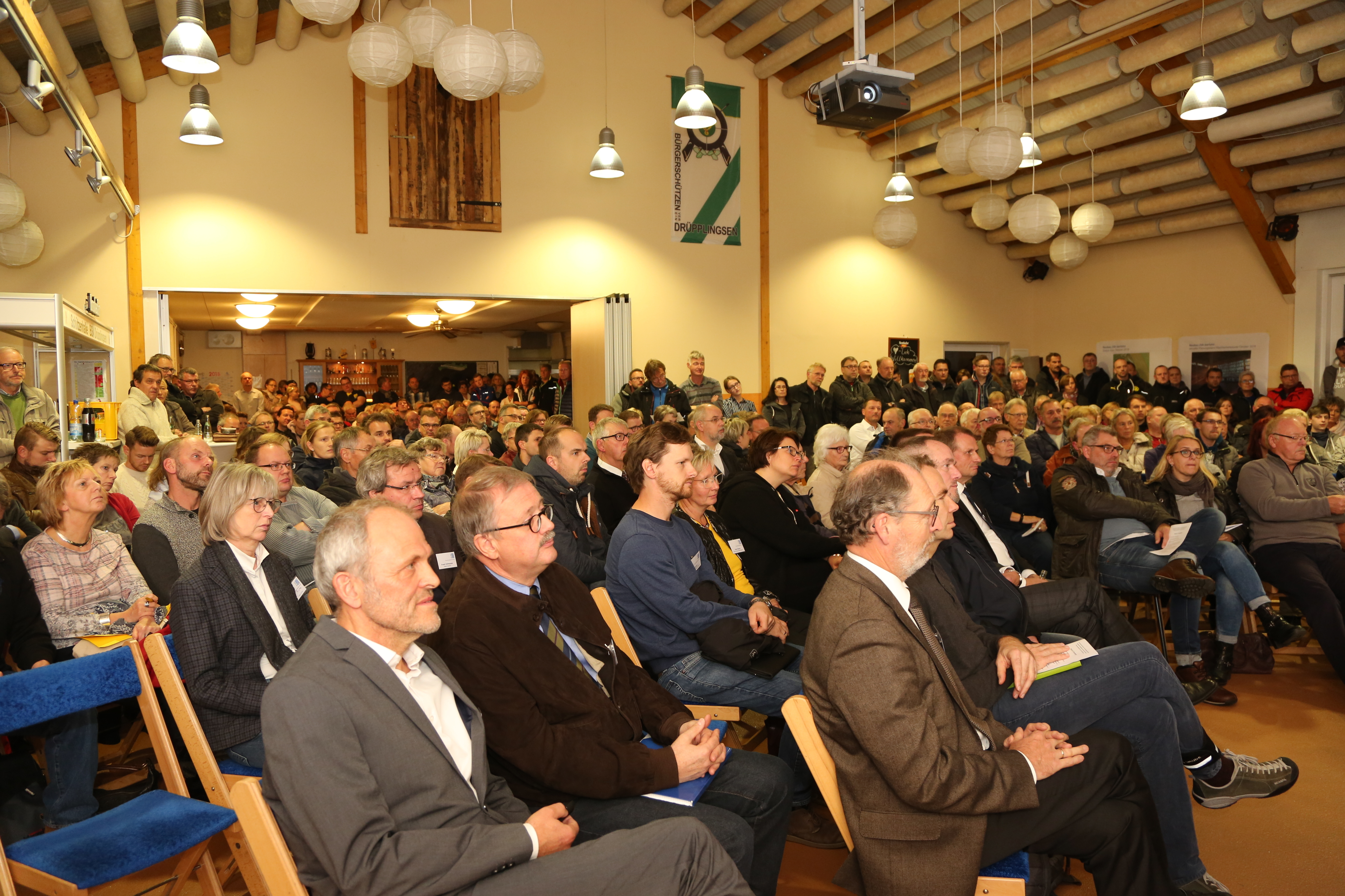 Eine mit 300 bis 350 Interessierten prall gefüllte Schützenhalle zeugte von dem großen Interesse der Bewohner an den Entwicklungen rund um die JVA. Foto: Schulte