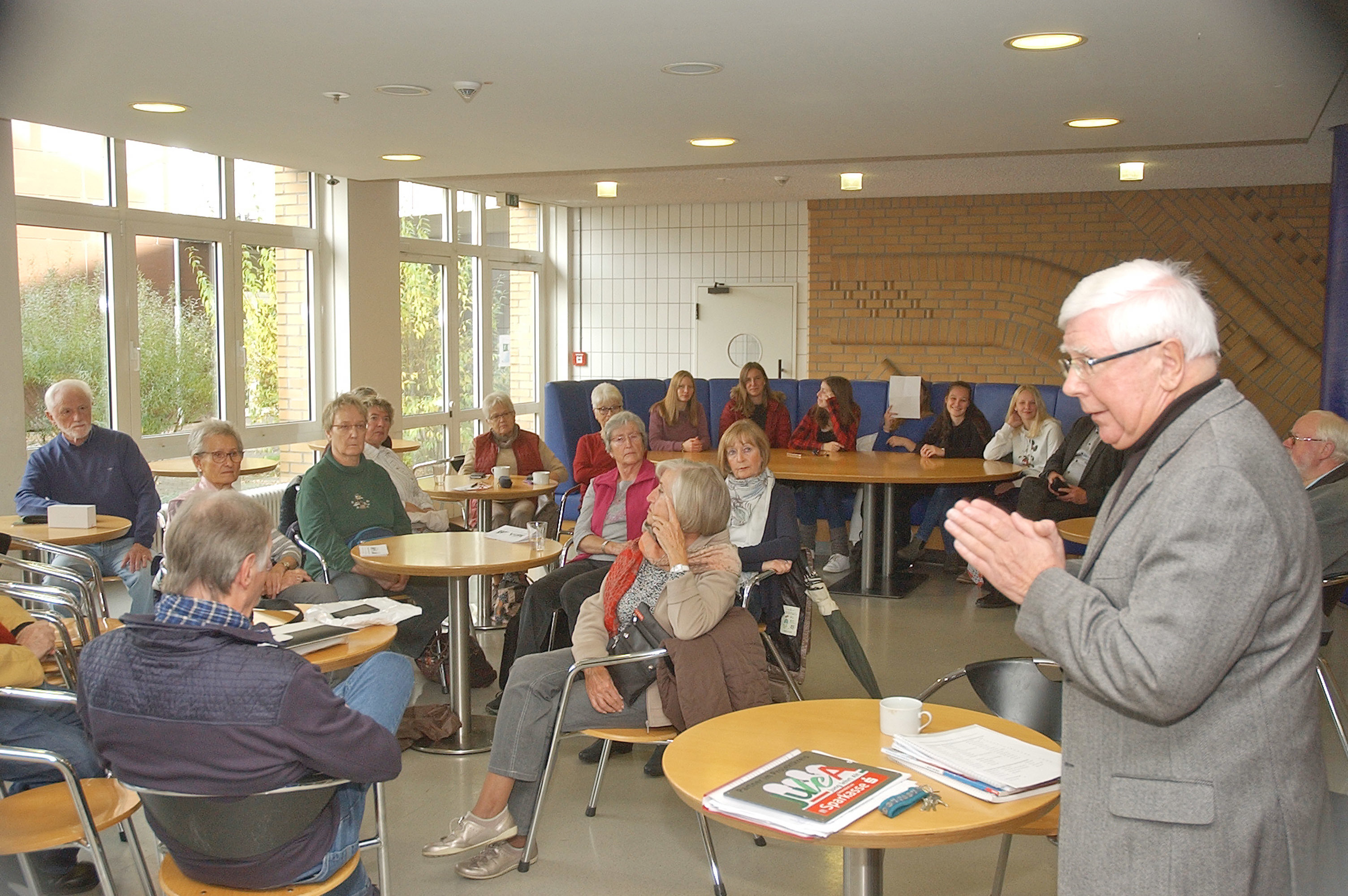 Wolfgang Rochna, Initiator des Projekts „JuleA“, erklärt den Teilnehmern den Ablauf.