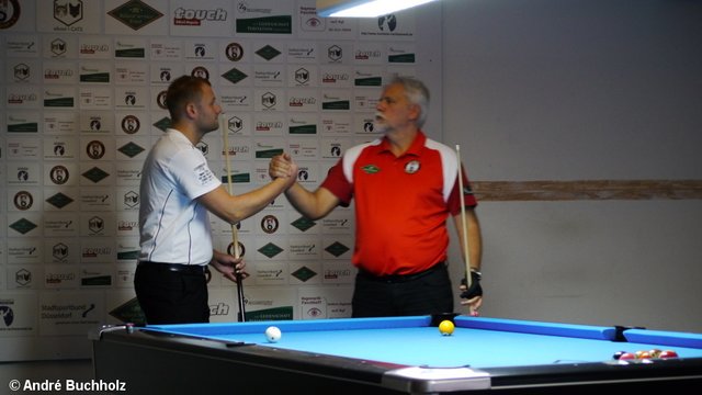 Shakehands vor der Partie: Michael Hilgers und Raimund Kluske