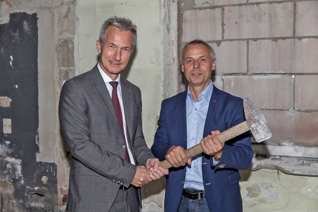 OB Frank Baranowski und Olaf Thon legten auch selbst Hand an.