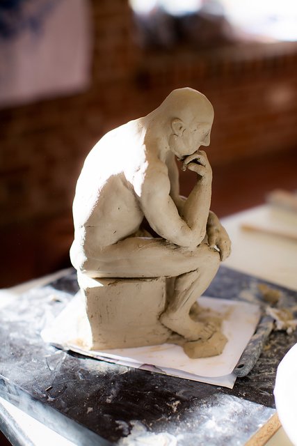 Die Skulptur fertigte Maike Maier an. Als Vorbild diente der Denker von Auguste Rodin.
