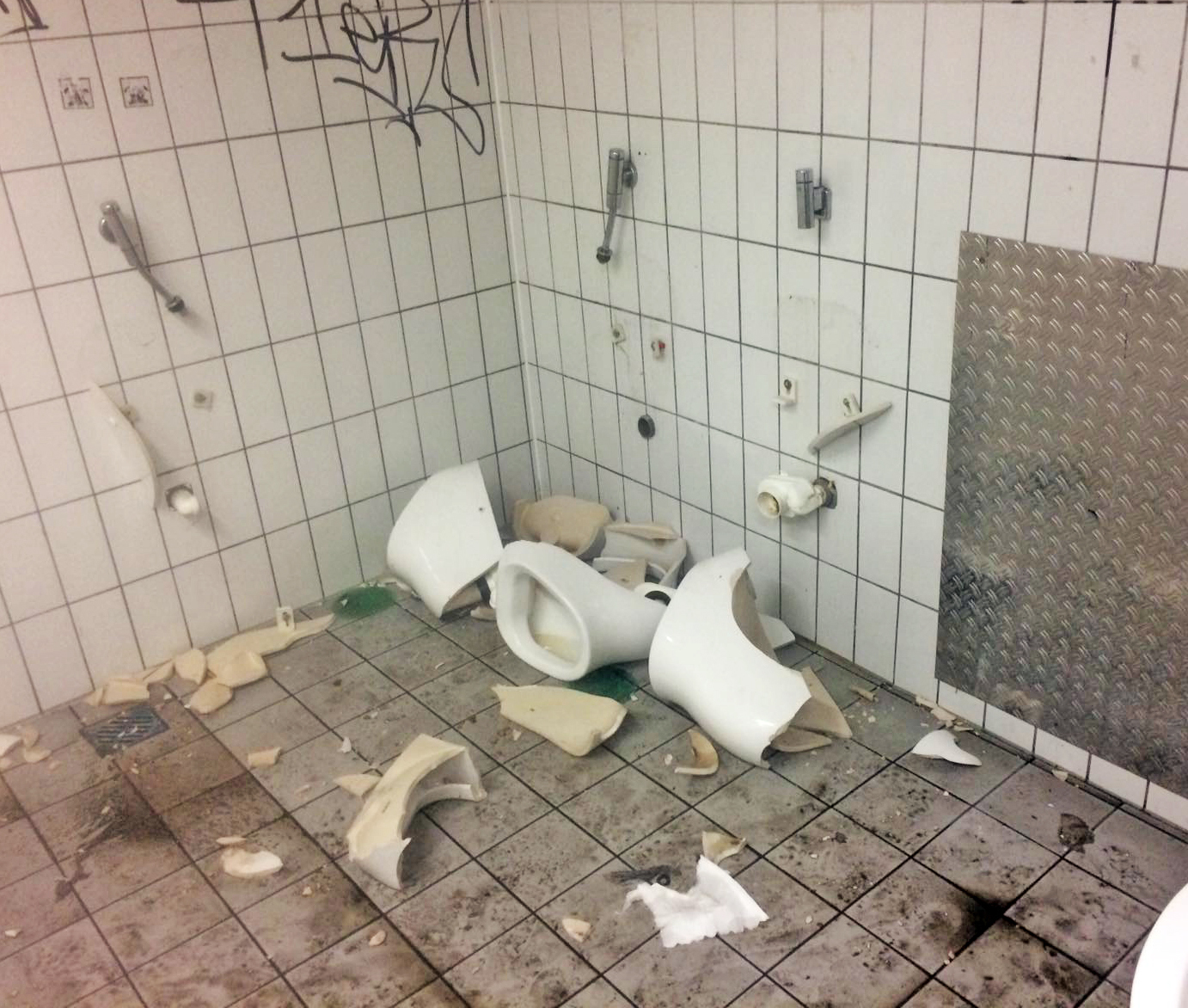 Zwei Sanitäranlagen wurden durch gewaltbereite Hertha-Fans komplett zerstört.