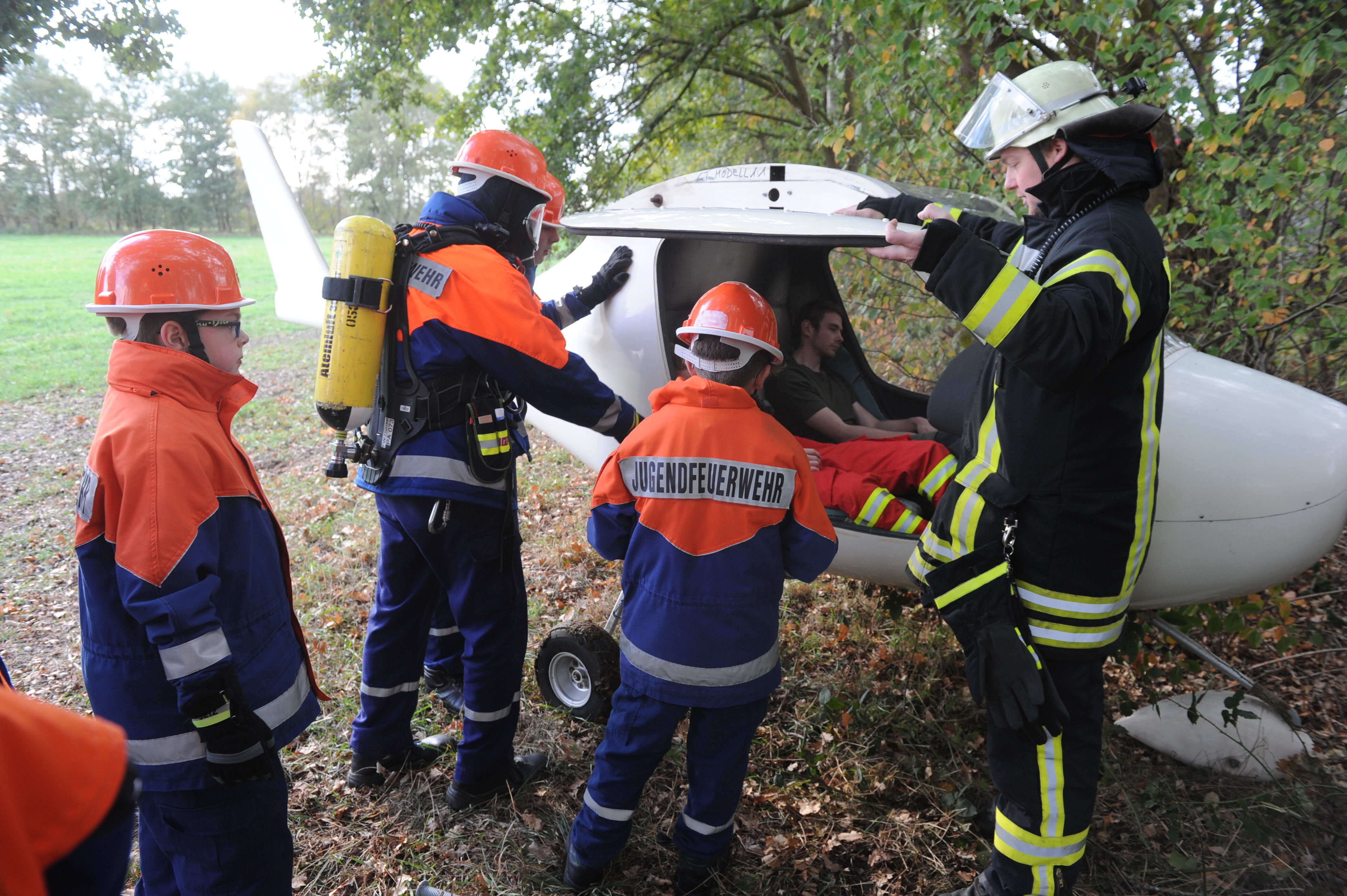 24 Stunden Dienst der Jugendfeuerwehr Hünxe mit der Abschlussübung auf dem Flugplatz Schwarze Heide am Samstag, 27.10.2018 in Hünxe.
***Local Caption***
Foto: Markus Joosten / Pressesprecher Freiwillige Feuerwehr Hünxe