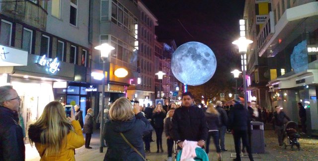 Der hängt aber tief... Ein sieben Meter Hoher Mond ist auf der Kettwiger Straße zu entdecken. Darauf deutlich zu erkennen ist die von der NASA fotografierte Oberfläche des Himmelskörpers.