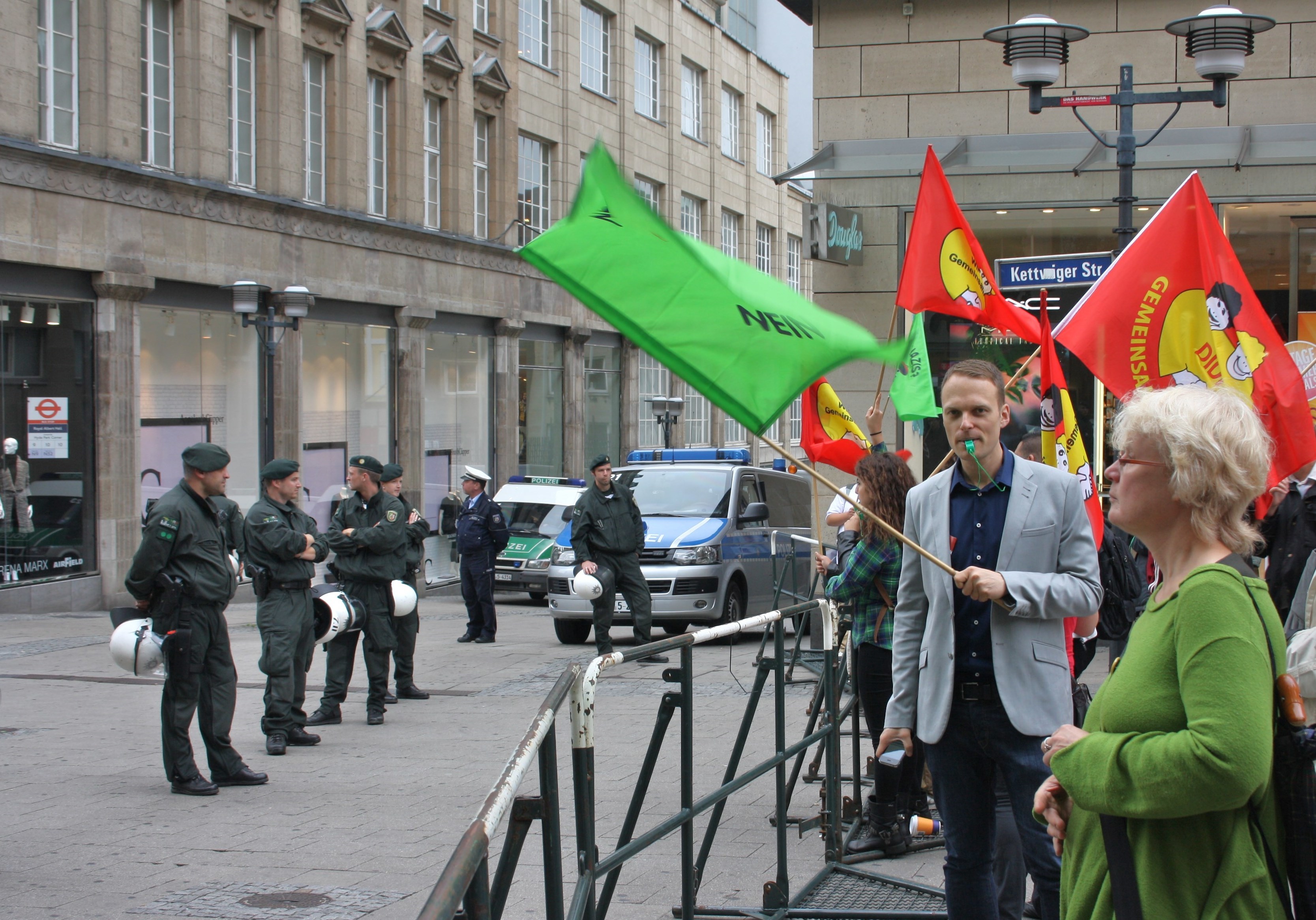 Der Grüne Bundestagsabgeordnte Kai Gehring in der Essener City während einer Kundgebung gegen einen rechten Aufmarsch.