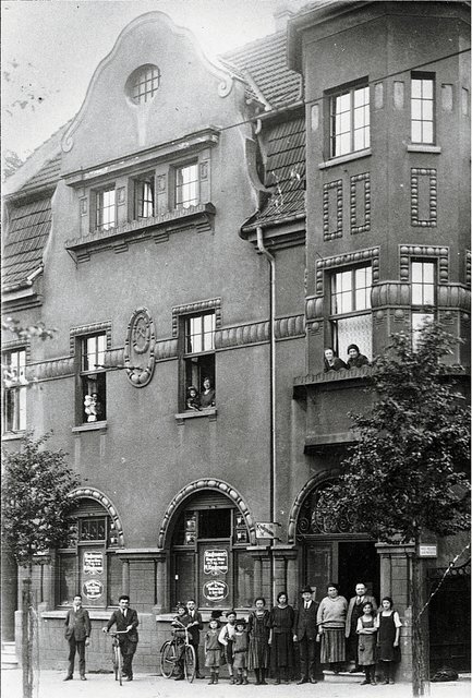 Dieses historische Fotomotiv ziert die Einladung der Stadt Gladbeck zur diesjährigen Gedenkveranstaltung für die Opfer von Krieg und Faschismus: Im Haus Horster Straße 54 wohnten Ida und Max Kaufmann mit ihrer Familie. Die Eheleute Kaufmann wurden Opfer des NS-Terrors, weshalb am 9. November das Haus Horster Straße 54 auch offiziell in "Ida und Max Kaufmann-Haus" benannt wird.