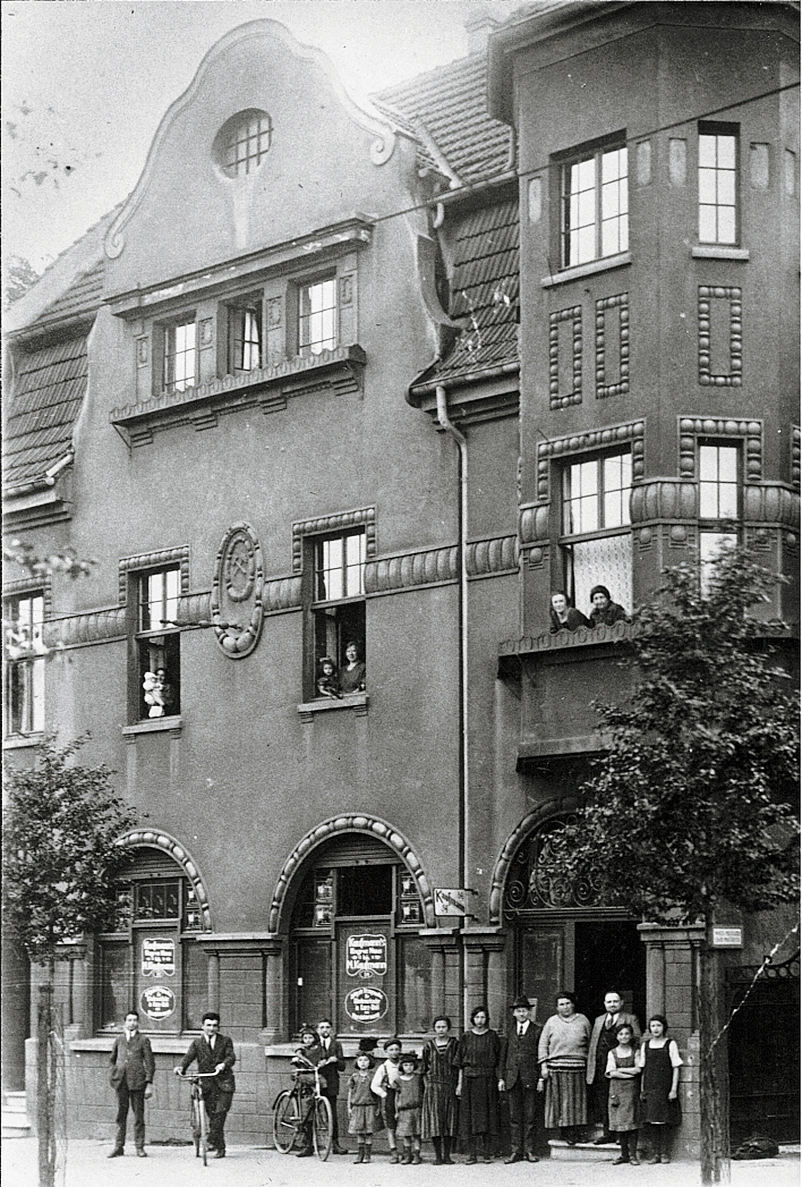 Dieses historische Fotomotiv ziert die Einladung der Stadt Gladbeck zur diesjährigen Gedenkveranstaltung für die Opfer von Krieg und Faschismus: Im Haus Horster Straße 54 wohnten Ida und Max Kaufmann mit ihrer Familie. Die Eheleute Kaufmann wurden Opfer des NS-Terrors, weshalb am 9. November das Haus Horster Straße 54 auch offiziell in "Ida und Max Kaufmann-Haus" benannt wird.
