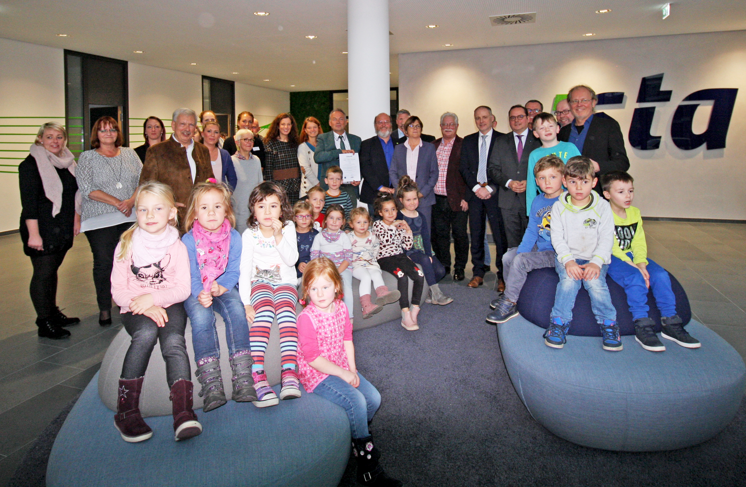 In Anwesenheit von Oberbürgermeister Thomas Kufen, Umweltdezernentin Simone Raskob, Bürgermeister Rolf Fliß und Mitarbeitern des Sponsors ista GmbH wurde der Essener Umweltpreis 2018 in der ista-Niederlassung im Gruga-Karree verliehen. Foto: VKJ