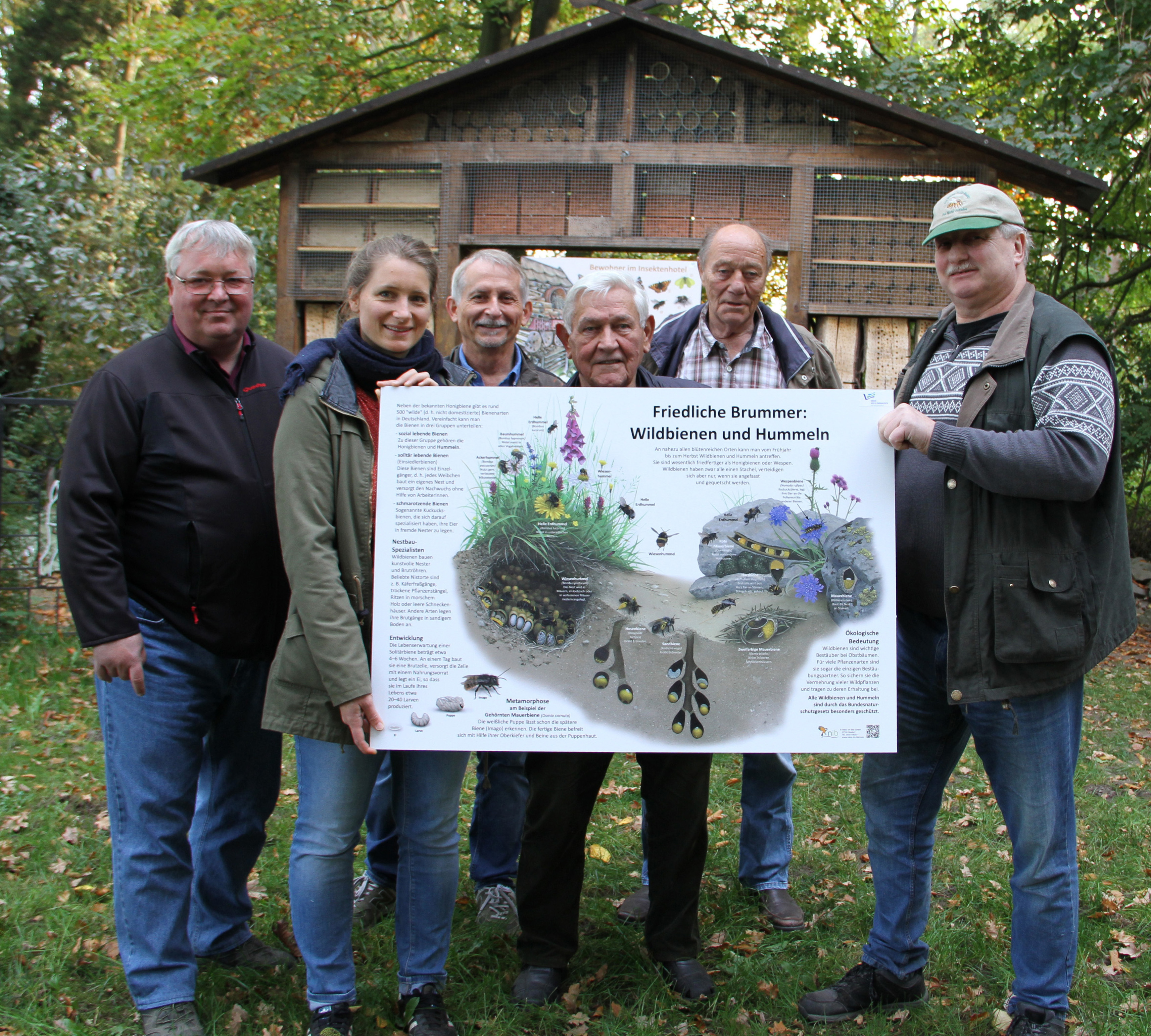 Caroline Homm (2.v.l.) und Jochen Ahlers (3.v.l.) vom Fachdienst Umwelt übergaben die Tafeln an Dirk Holzapfel (l.), Reinhard Wentzlik (3.v.r.), Heinz Jetten (2.v.r.) und Manfred Onnebrink (r.) von der Biostation.
