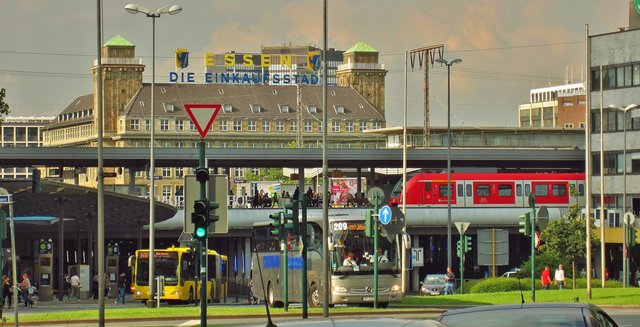 Hotel Handelshof am Essener Hauptbahnhof mit seinem markanten Schriftzug "Essen die Einkaufsstadt"