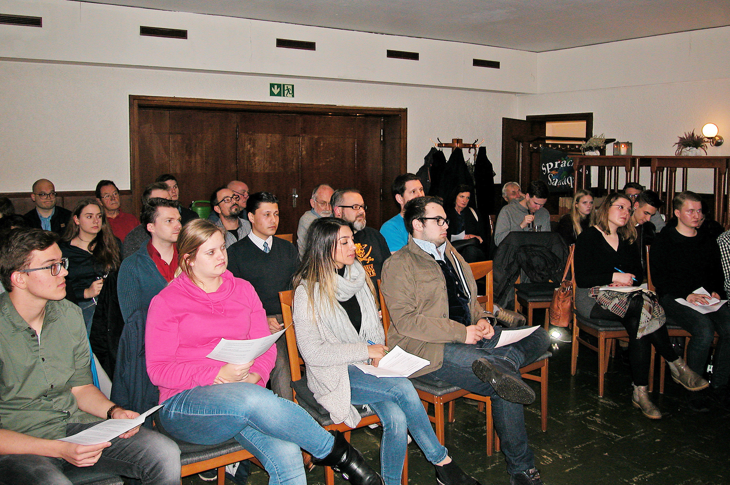 Knapp 30 Besucher nahmen am Vortrag und der Diskussionsrunde teil.