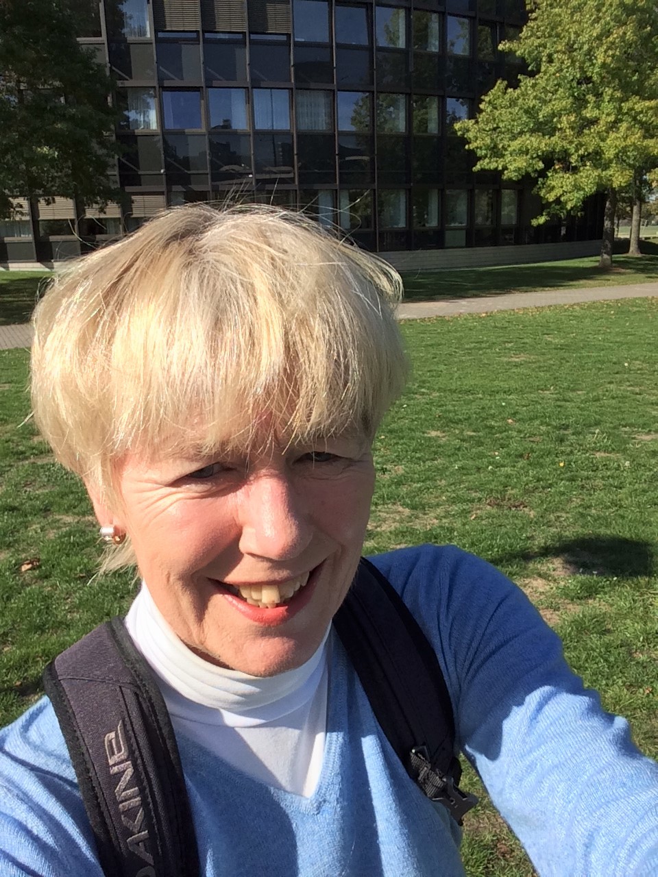 BürgerReporterin Margot Klütsch vor dem Düsseldorfer Landtag.