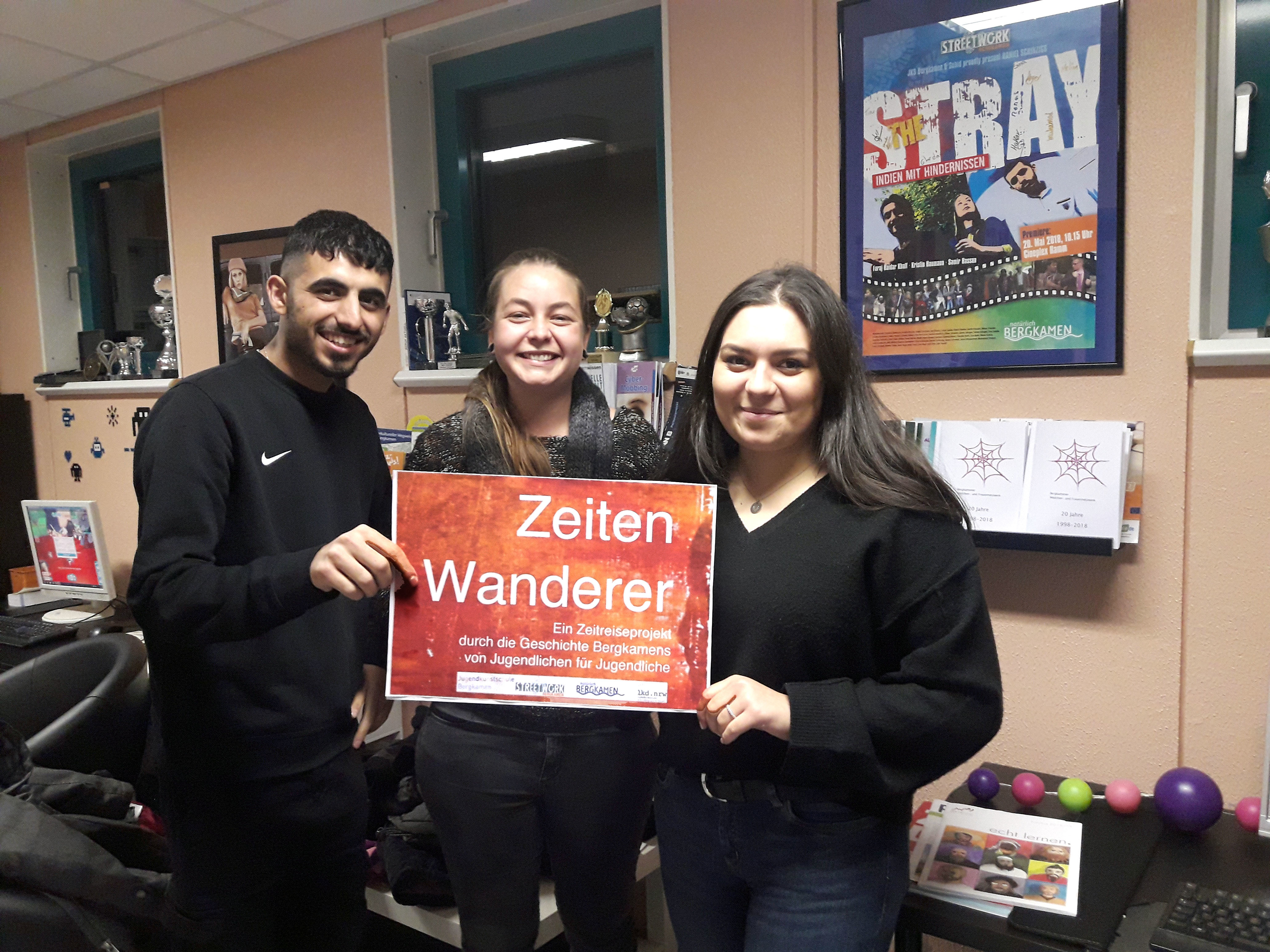 Die Projektteilnehmer Samir Hassan, Kristin Haumann und Mine Yücel freuen sich auf den Beginn des Spiels.