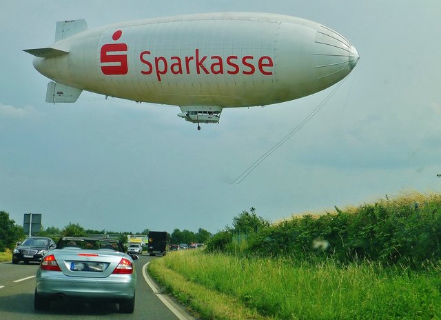 Geteiltes Wahrzeichen Essen/Mülheim: Der Zeppelin vom Flughafen Essen/Mülheim ist ein gängiger Anblick im Himmel über der Stadt