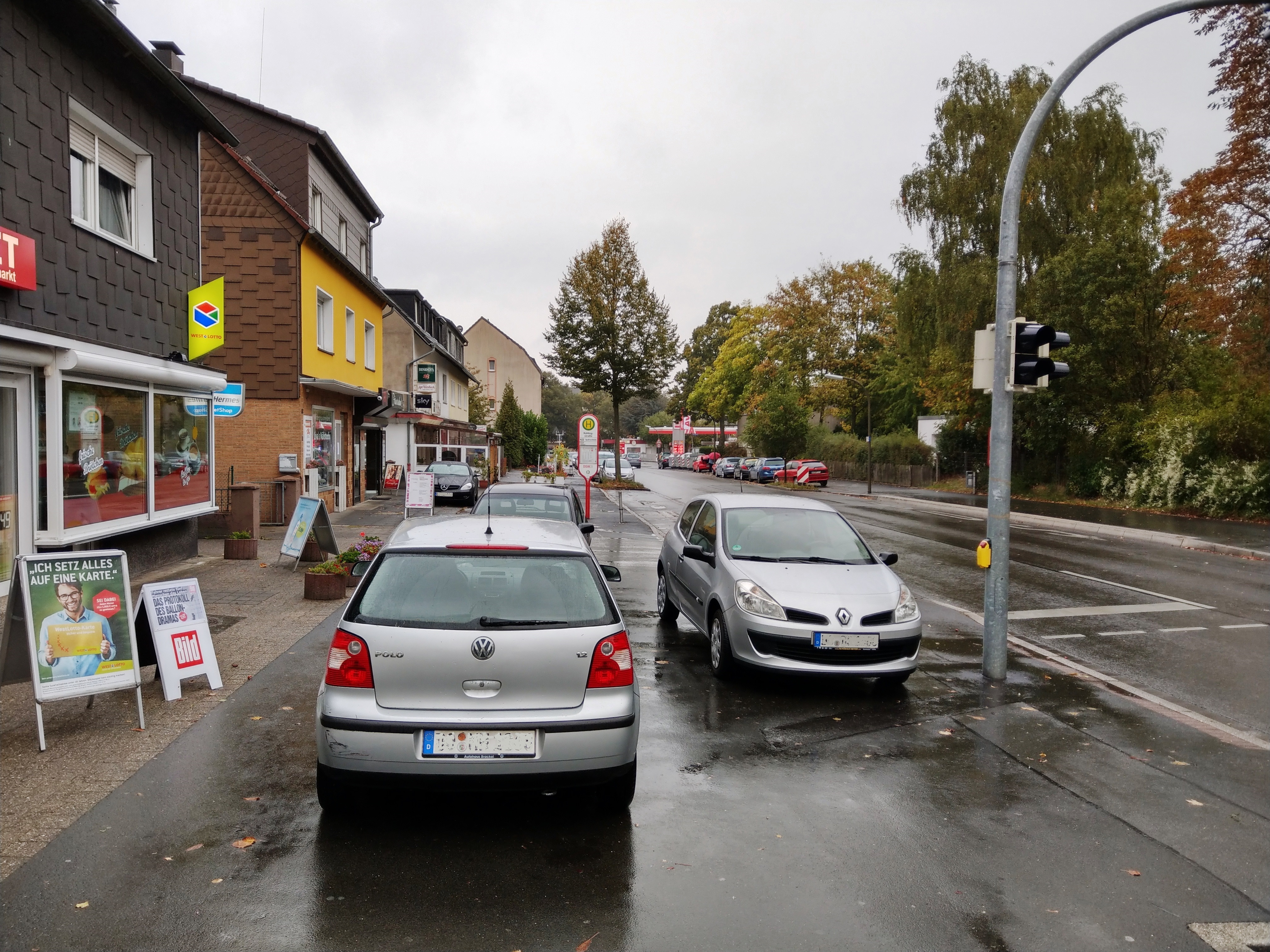 Auf der Straße Am Westheck wird wild auf dem Gehweg geparkt - sogar gegenüber einer Grundschule.