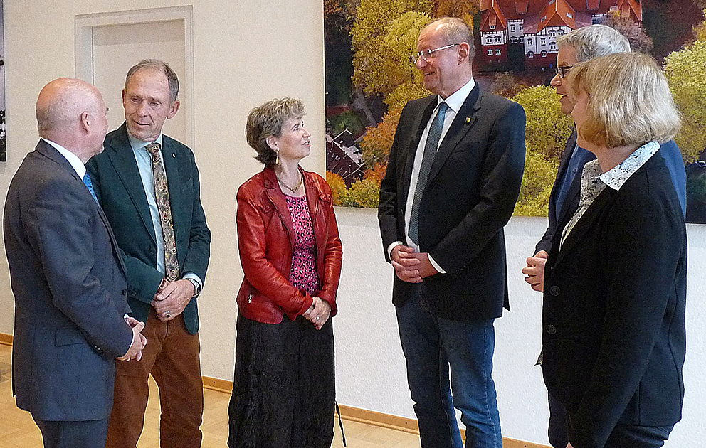 Präsentierten im Rathaus (von links nach rechts) das Programm für die Gedenkveranstaltung am 9. November: Rainer Weichelt (1. Beigeordneter), Karel de Regt, Chaja Kaufmann (Tochter der Eheleute Ida und Max Kaufmann), Ulrich Roland (Bürgermeister), Harry Junghans (Geschäftsführer der AWO) und Katrin Bürger (Leiterin des Archivs der Stadt Gladbeck).