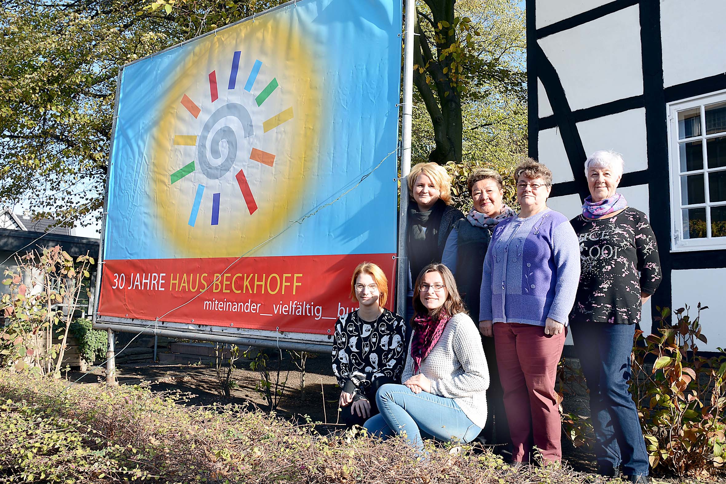 Über das Jubiläum von Haus Beckhoff freuen sich (v.l.) Madeleine Kuss, Sandra Sternke Menne, Beate Köhler, Lestschewka, Zofia Köhler und Nina Geck.