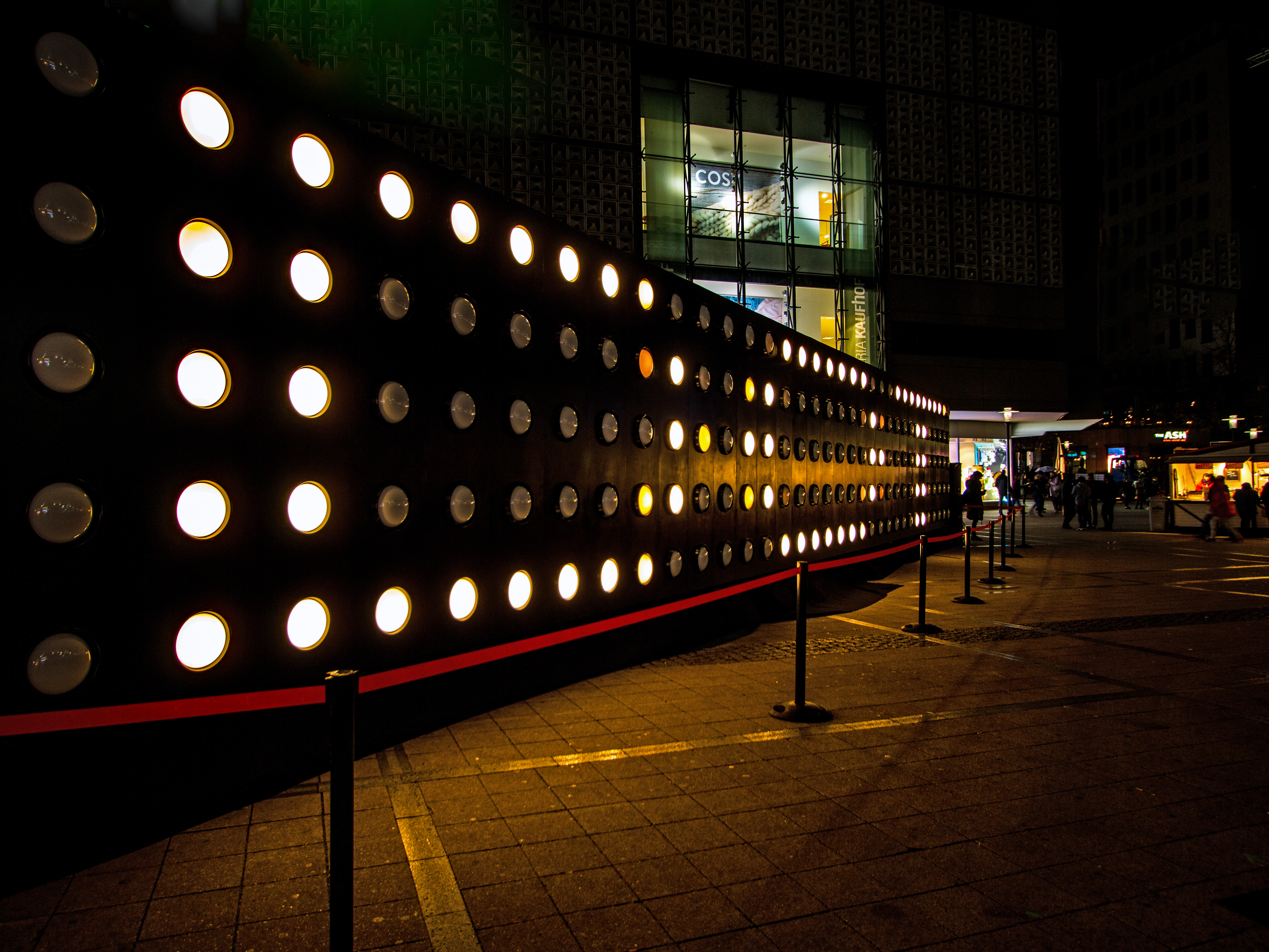 ,,DOT" eine Lichtinstallation von dem französischen Lichtkünstler Philippe Morvan.