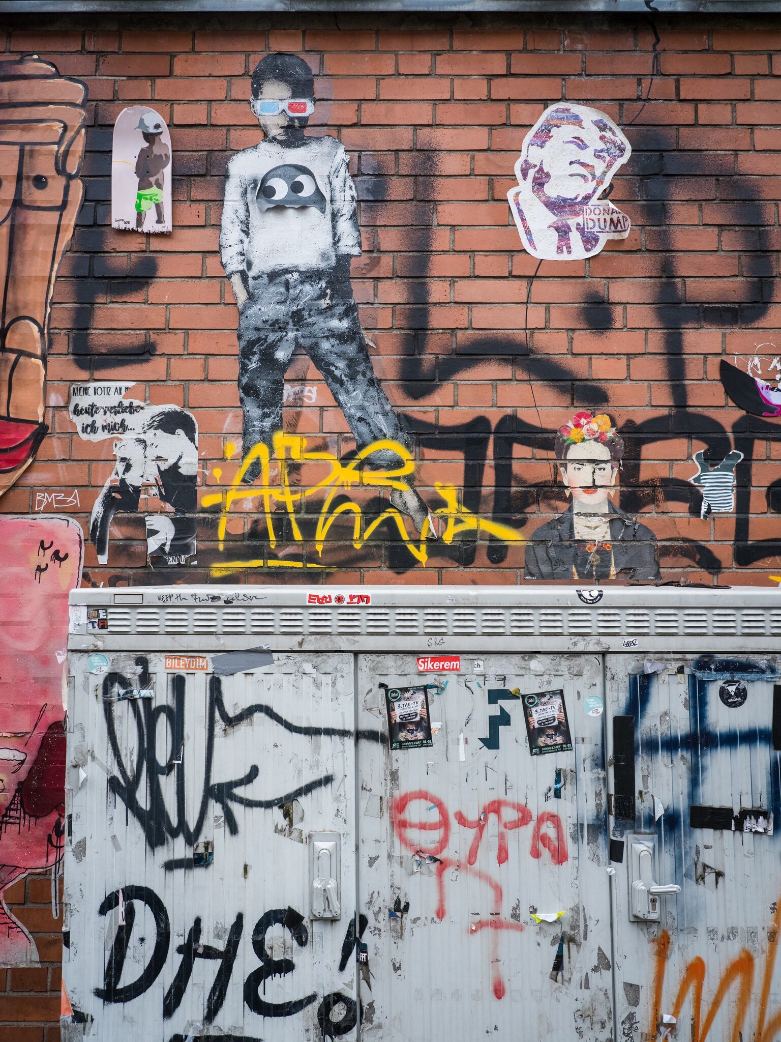 „Wall of Fame“ vor dem Eingang des Boui Boui in Düsseldorf-Bilk mit ikonischen Werken. Foto: Düsseldorf Tourismus / Fotograf: Markus Luigs