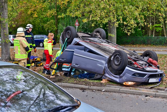 Nach der Bergung des Fahrers war der Opel nicht mehr fahrbereit, musste abgeschleppt werden. | Foto: Kariger/STADTSPIEGEL Gladbeck