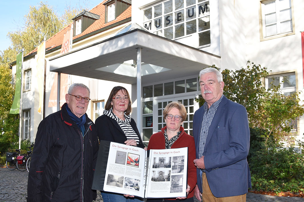 Heinz van de Linde, Ruth Warrener, Pfarrerin Rahel Schaller und Johannes Janßen von der Stolpersteininitiative.