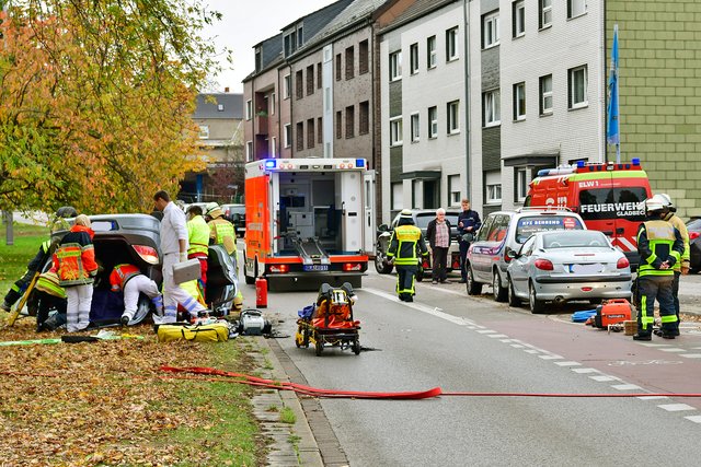 Der Fahrer des Opel Astra musste mit schweren Verletzungen ins St. Barbar-Hospital einegliefert. | Foto: Kariger/STADTSPIEGEL Gladbeck