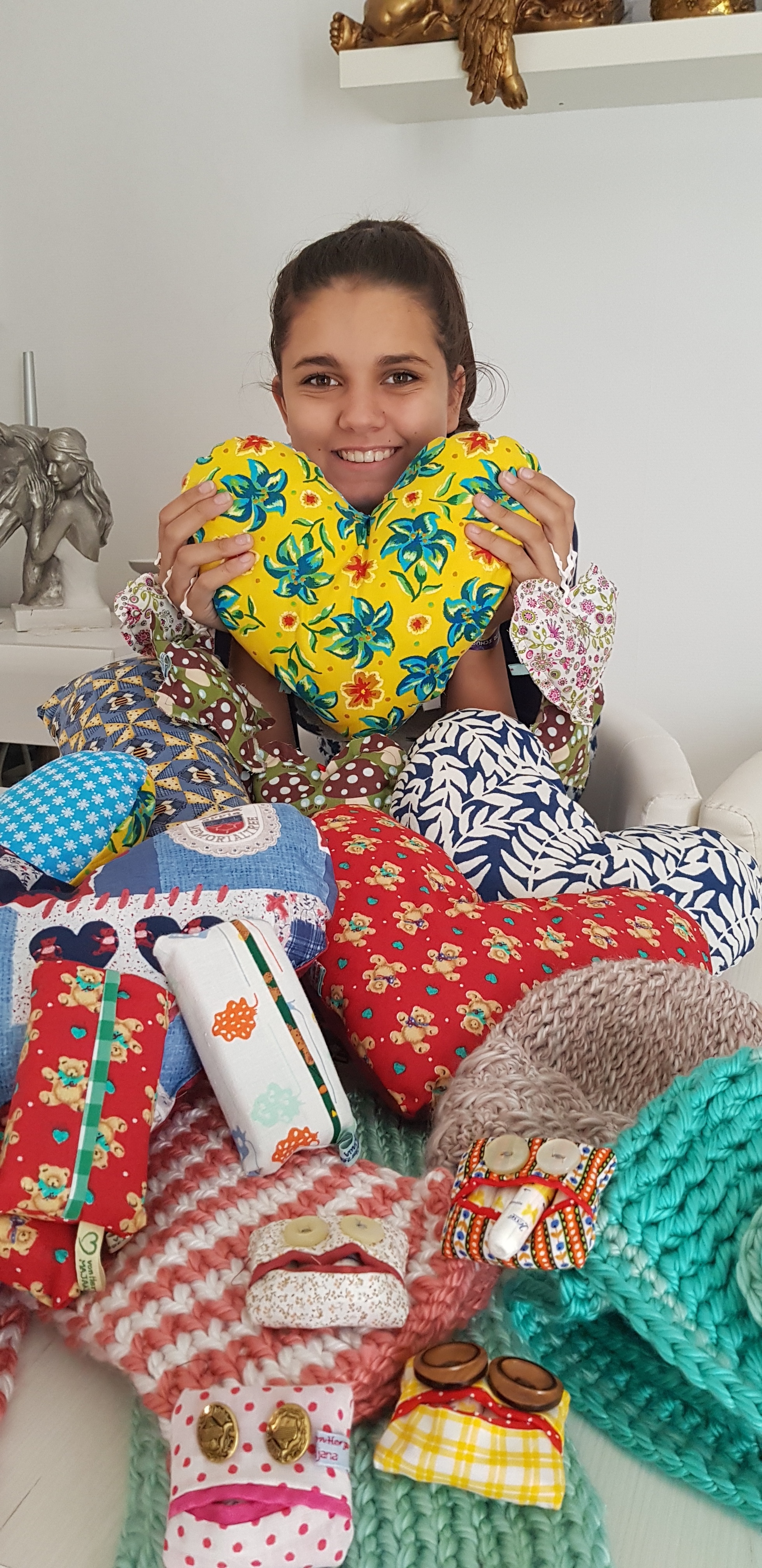 Majana hat ihr Angebot erweitert. Neben Selbstgenähtem gibt es auch Strickwaren und Schmuck. Am 4. November ist sie beim Basar der evangelischen Kirchengemeinde Grafenwald.