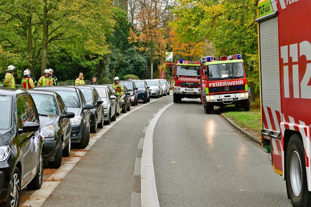 Mit einem Großaufgebot an Einsatzkräften und -fahrzeugen rückte die Feuerwehr auf der Buerschen Straße an. | Foto: Kariger/STADTSPIEGEL Gladbeck