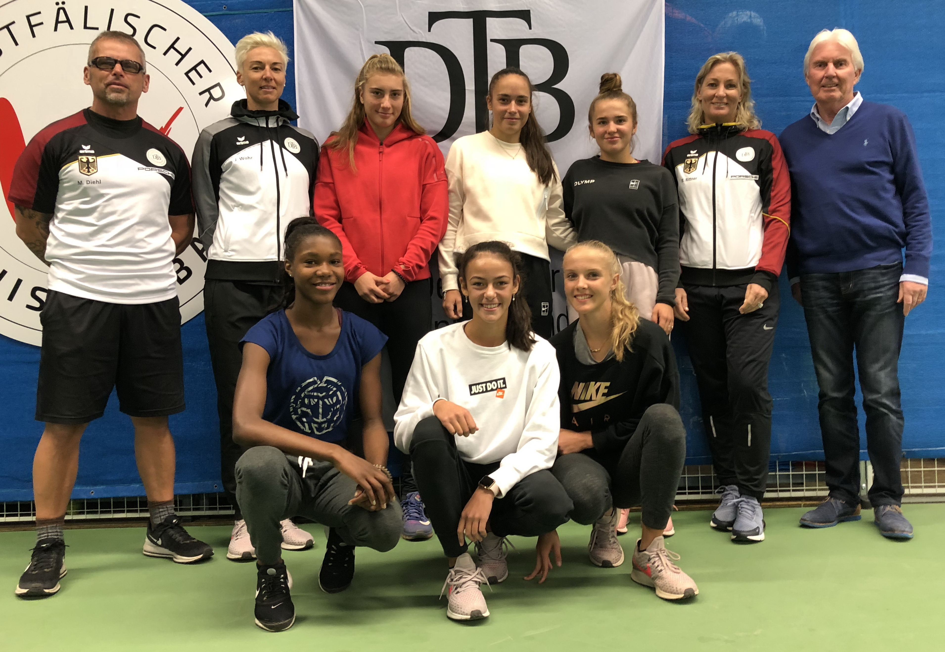 Während der Trainingswoche einiger deutscher Nachwuchsspielerinnen in Kamen traf zeitgleich die offizielle Anerkennung als DTB-Bundesstützpunkt beim Westfälischen Tennis-Verband ein. Erfreut darüber sind die Teilnehmer (stehend von links): Mike Diehl (Fitnesscoach), Jasmin Wöhr (Bundestrainerin), Angelina Wirges (DTV Hannover), Sarah Müller (Schwarz-Weiß Merzig), Mia Mack (TK Bietigheim), Barbara Rittner (DTB-Head of Women‘s Tennis), Robert Hampe (Präsident Westfälischer Tennis-Verband) sowie (kniend von links) Noma Noha Akugue (Marienthaler THC), Tea Lukic (Grün-Weiß Gifhorn) und Joelle Steur (Tennispark Versmold). Foto: Westfälischer Tennis-Verband