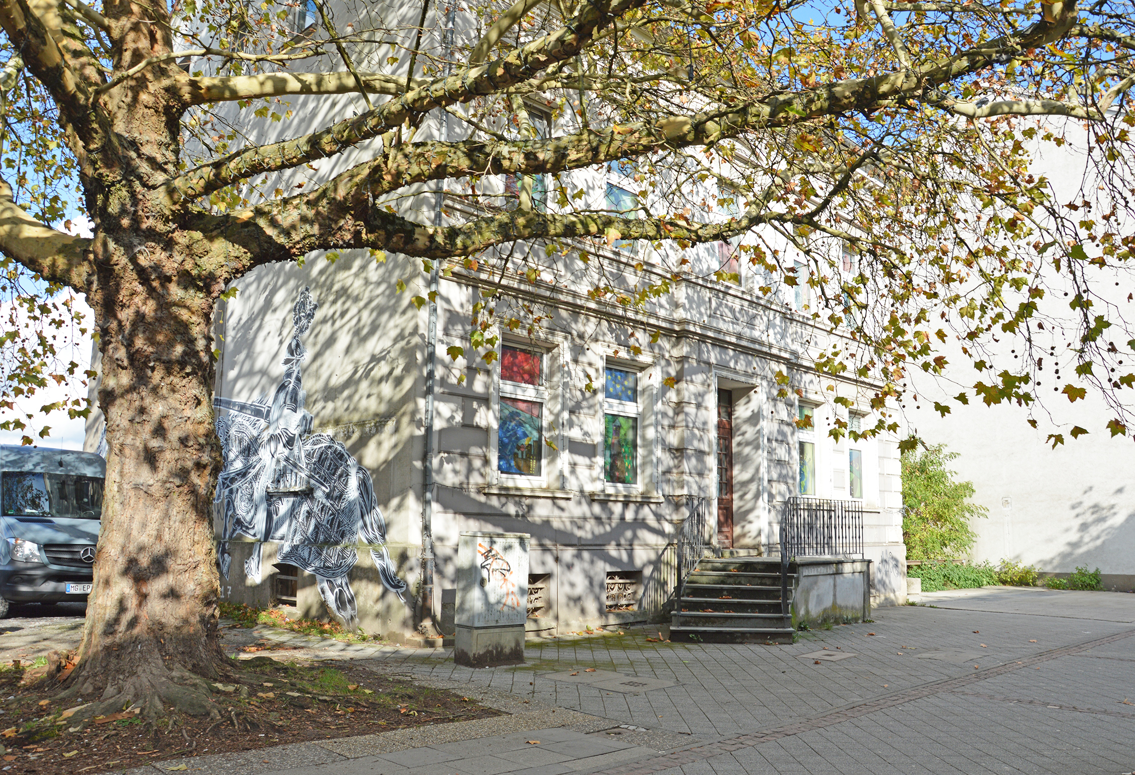 Das "Alte Pastorat" an der Hauptstraße 185 in Heiligenhaus gehört für viele Bürger zu den markantesten Gebäuden in der Stadt. Obwohl es nicht denkmalgeschützt ist, ist es vielen Heiligenhausern ein großes Anliegen, es möglichst zu erhalten. Nun gibt es Pläne für einen Neubau, der im Herbst/Winter 2020 bezogen werden kann. Die alte Fassade soll dabei erhalten bleiben. Alice Thormählen fühlte sich - nachdem sie die alte Kiekert-Hauptverwaltung saniert hat - veranlasst, sich dieser Sache anzunehmen.