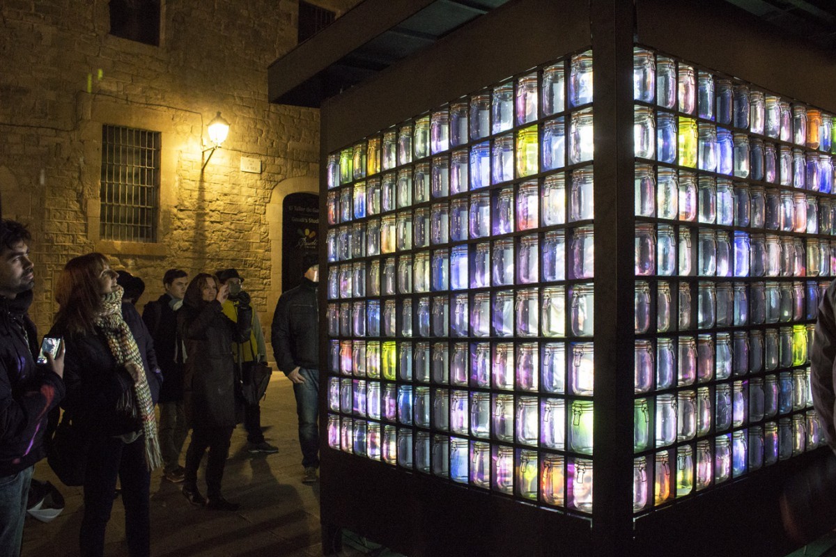 Lichter locken in die Innenstadt: Das Objekt „Supercube“ des französischen Lichtkünstlers Stephane Masson stieß auf begeisterte Beobachter am Limbecker Platz. Dem Essen Light Festival haben sich die Essener Lichtwochen angeschlossen.