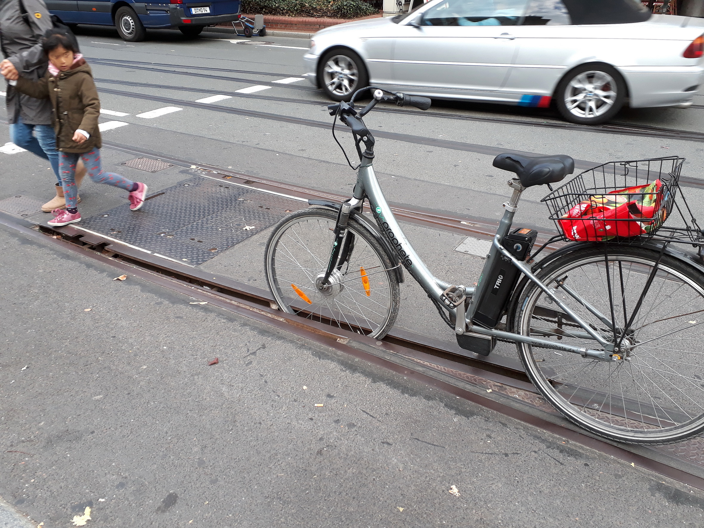 Eine ausgediente Weiche als „Fahrradständer“ auf dem Fußgänger-Überweg an der Schadowstraße. Wehe, wenn ein Radler hier nicht rechtzeitig ausweicht. Foto: Budde