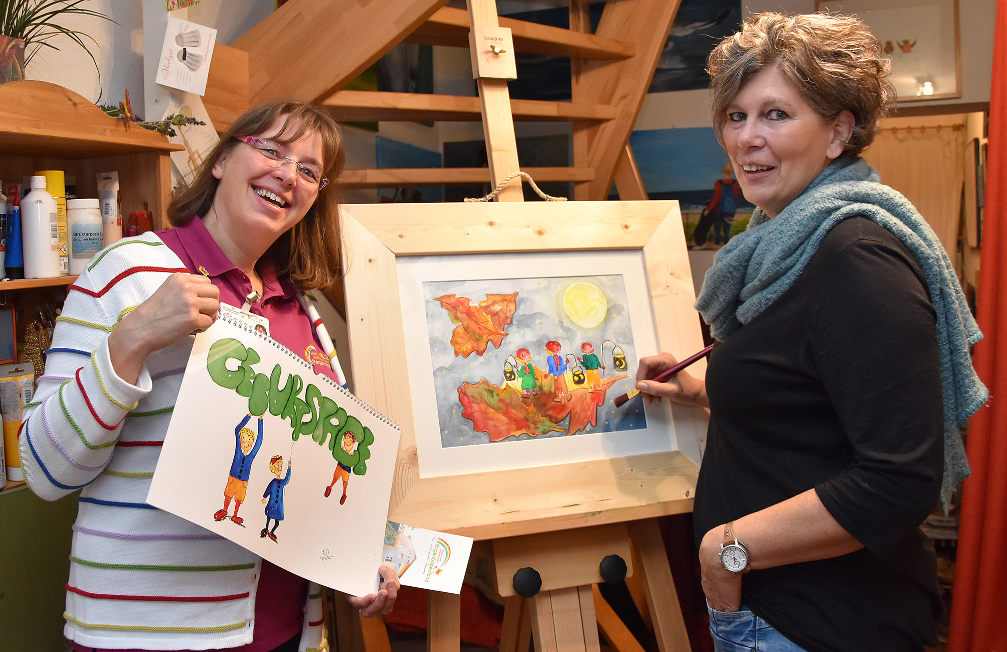 Marion Michels aus Uedem (rechts mit Ruth Tepe) hat einen Geburtstagskalender geschaffen mit Bildern aus Kindertagen. Dessen Verkaufserlöse sollen zu 100 Prozent dem Kinder- und Jugendhospiz "Regenbogenland" in Düsseldorf zugute kommen.