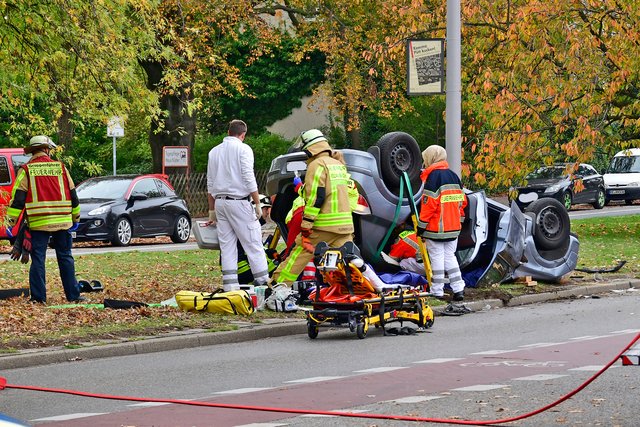 Für die Zeit der Rettungsmaßnahmen musste die Buersche Straße in Richtung Gelsenkirchen-Buer für rund eine Stunde gesperrt werden. | Foto: Kariger/STADTSPIEGEL Gladbeck