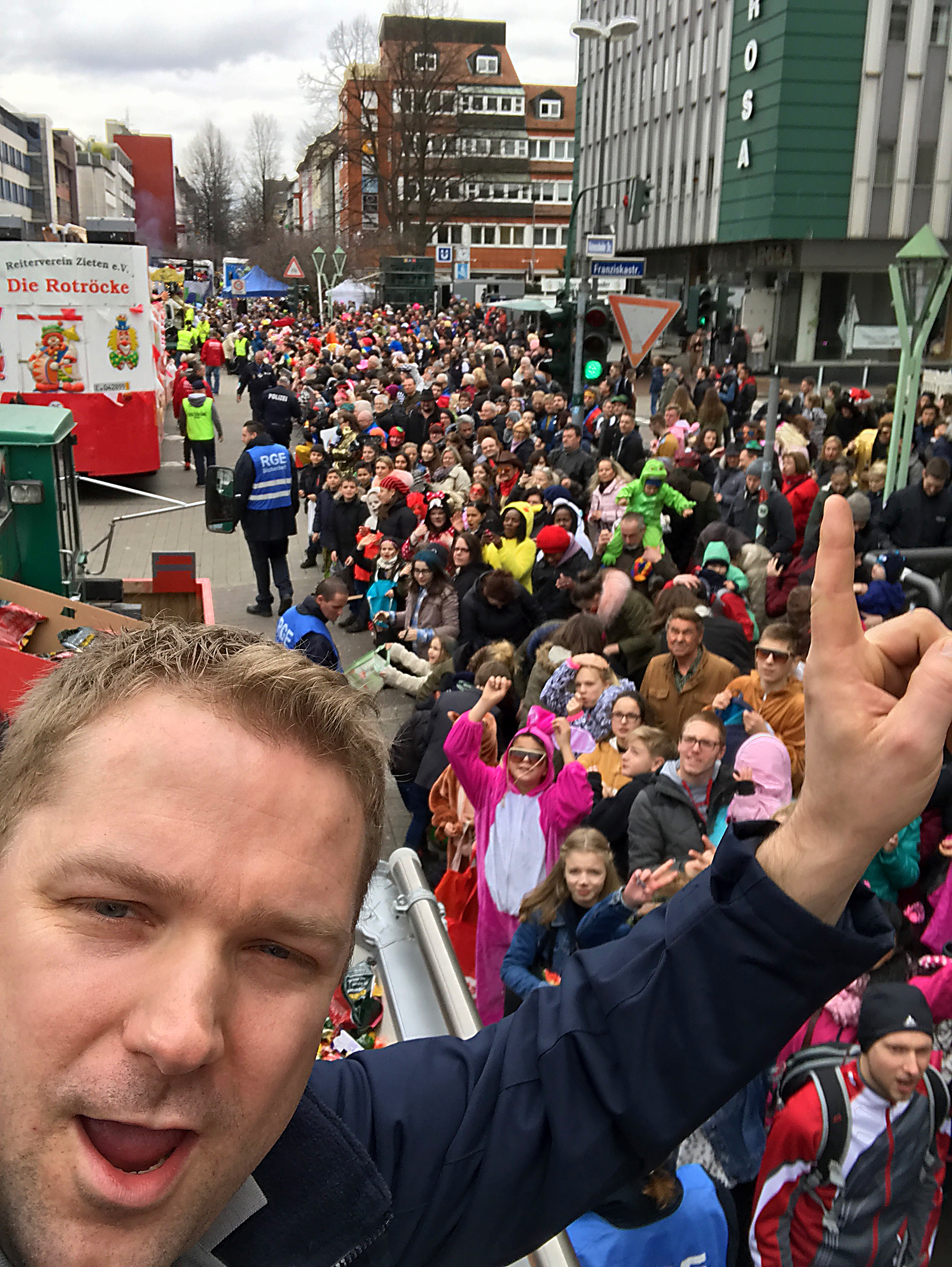 Stefan Rombergs Engagement im Essener Karneval ist nicht neu. Nun wird er zum Ritter des Frohsinns geschlagen.