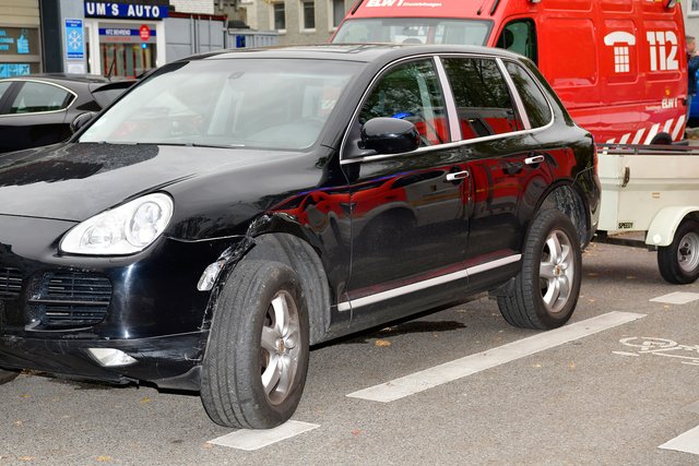 Nur geringe Unfallspuren gab es an dem beteilgten Porsche. | Foto: Kariger/STADTSPIEGEL Gladbeck