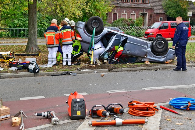 Mit schwerem Gerät wurde der verunfallte Fahrer aus seinem total beschädigten Fahrzeug befreit. | Foto: Kariger/STADTSPIEGEL Gladbeck