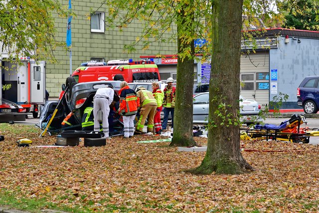 Der Fahrer des Opel Astra musste von Kräften der Feuerwehr und des Rettungsdienstes aus seinem Fahrzeug befreit werden. | Foto: Kariger/STADTSPIEGEL Gladbeck