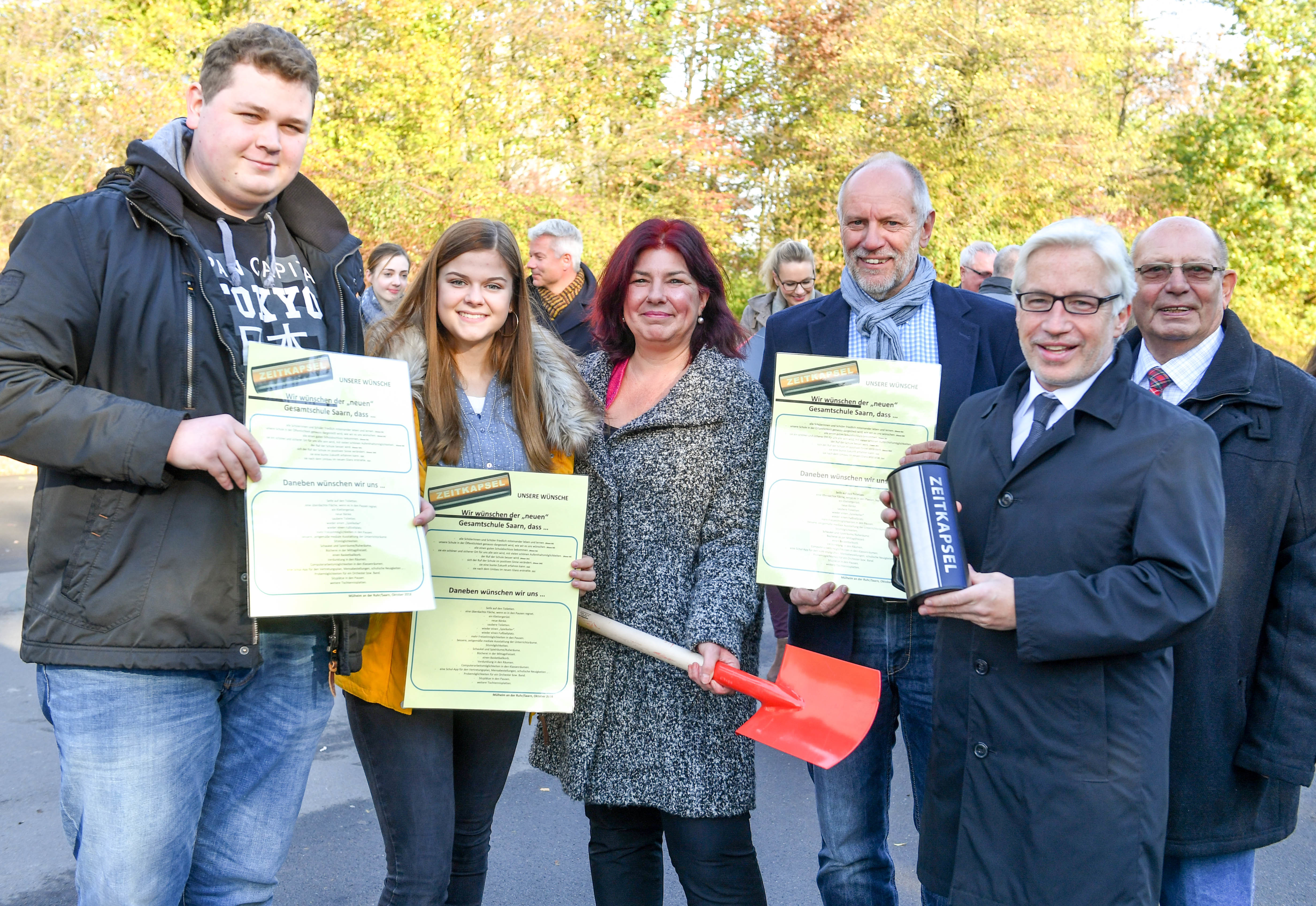 Große Freude beim Spatenstich mit "Wunschkapsel": Stv. Schülersprecher Hubertus Mintrop, Schülersprecherin Pia Sebastian, Schulleiterin Dr. Claudia Büllesbach, stv. Schulleiter Michael Röver, Kämmerer Frank Mendack, Stellv. Bezirksbürgermeister Dieter Zeitnitz (v.).