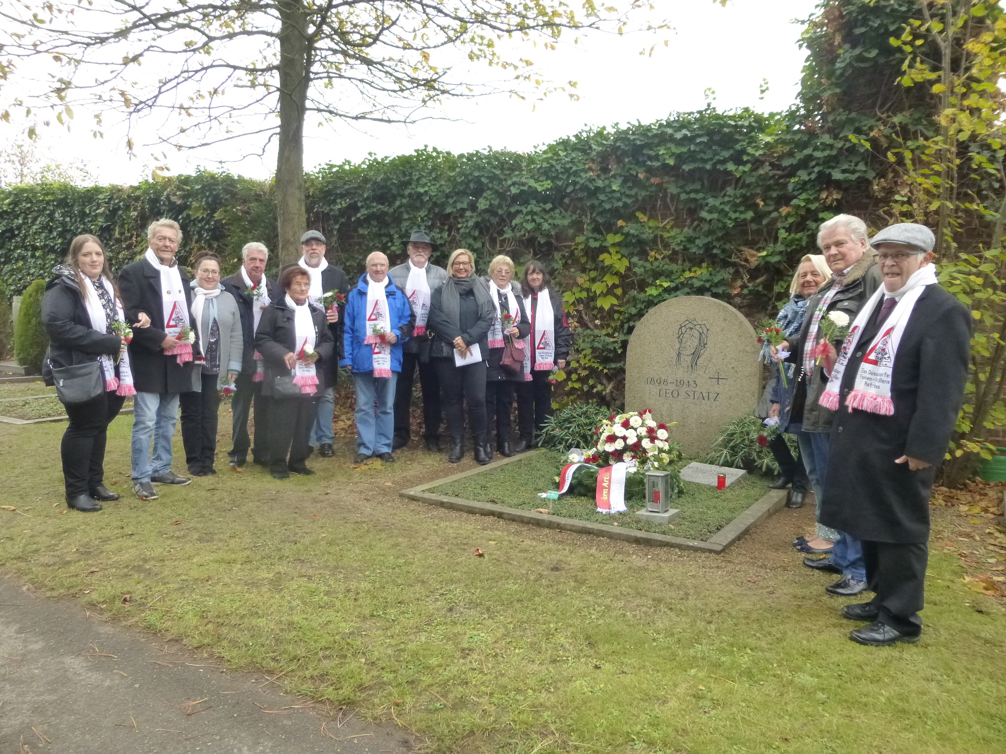 Kranzniederlegung der Funkenartillerie Rot-Wiss am Grab von Leo Statz auf dem Düsseldorfer Südfriedhof