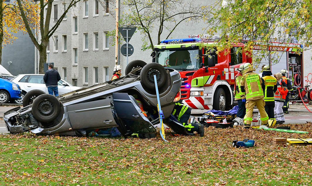 Kopfüber landete der Opel Astra auf dem Grünstreifen der Buerschen Straße.